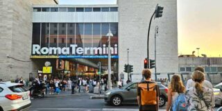 許多觀光客與義大利人來來去去的 Roma Termini 火車站